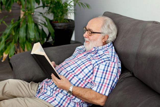 Hombre jubilado leyendo un libro