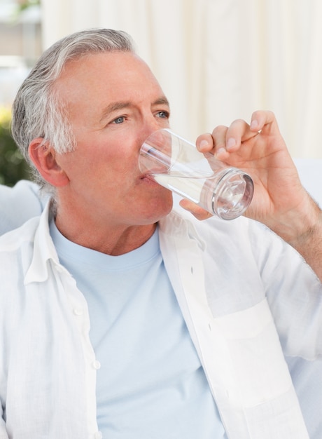 Foto hombre jubilado tomando pastillas