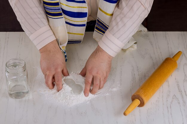 Hombre judío ortodoxo preparar matzá kosher plana hecha a mano para hornear