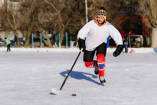 El hombre juega hockey en la pista