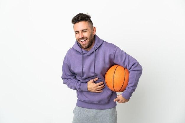 Hombre de jugador de baloncesto aislado en blanco sonriendo mucho