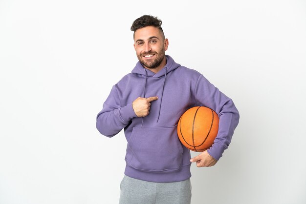 Hombre de jugador de baloncesto aislado en la pared blanca con expresión facial sorpresa