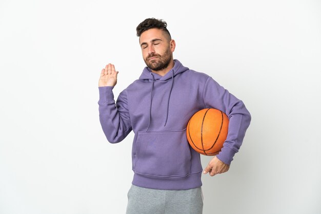 Hombre de jugador de baloncesto aislado sobre fondo blanco haciendo gesto de parada y decepcionado