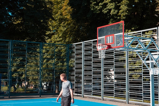 Hombre jugador de baloncesto al aire libre en la cancha deportiva