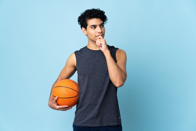 Hombre de jugador de baloncesto venezolano sobre aislado y mirando hacia arriba