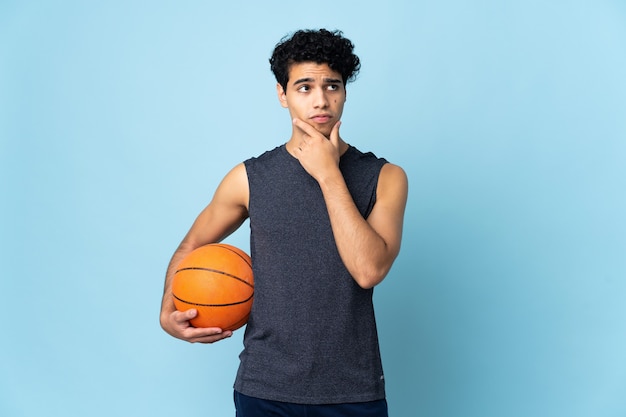 Hombre de jugador de baloncesto venezolano sobre aislado teniendo dudas