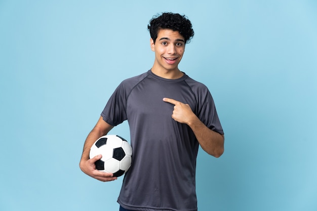 Hombre de jugador de fútbol venezolano con expresión facial sorpresa