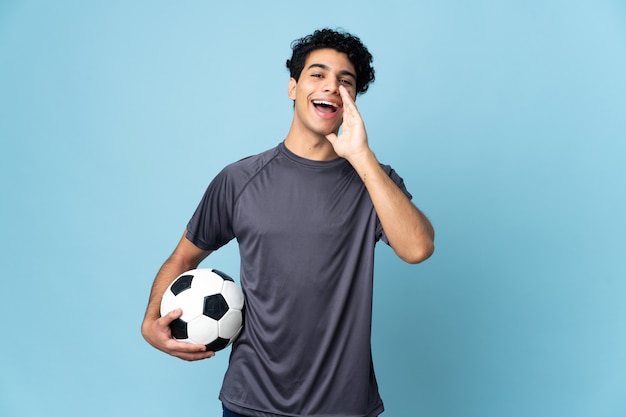 Hombre de jugador de fútbol venezolano gritando con la boca abierta