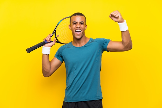 Hombre de jugador de tenis afroamericano celebrando una victoria