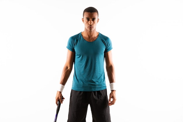 Hombre del jugador de tenis afroamericano sobre blanco aislado