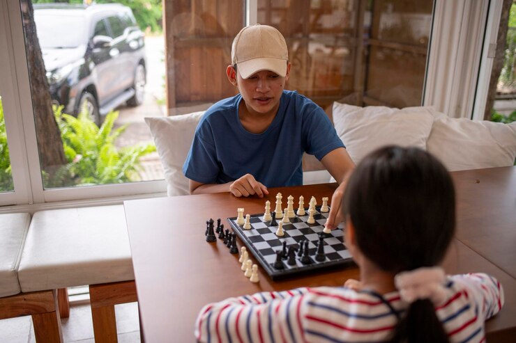 Foto un hombre jugando al ajedrez con un niño en un sombrero