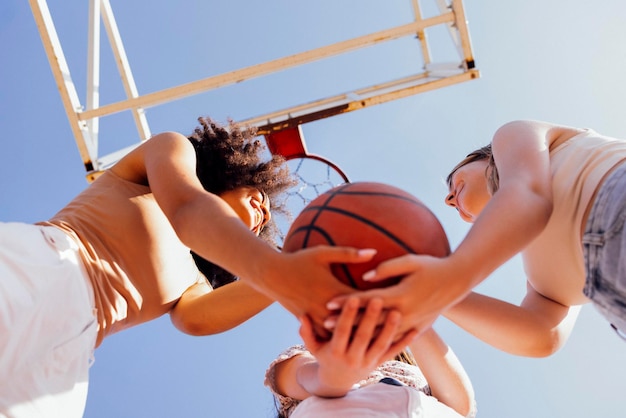 Foto hombre jugando al baloncesto