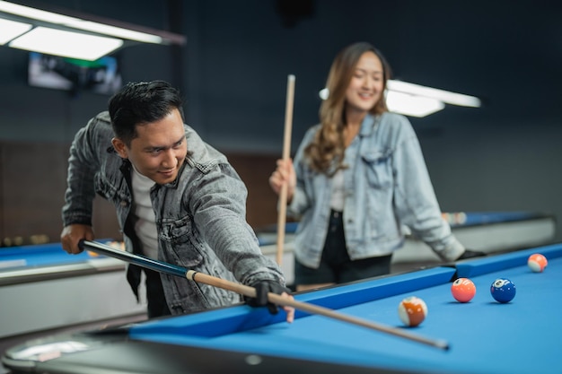 Foto hombre jugando al billar