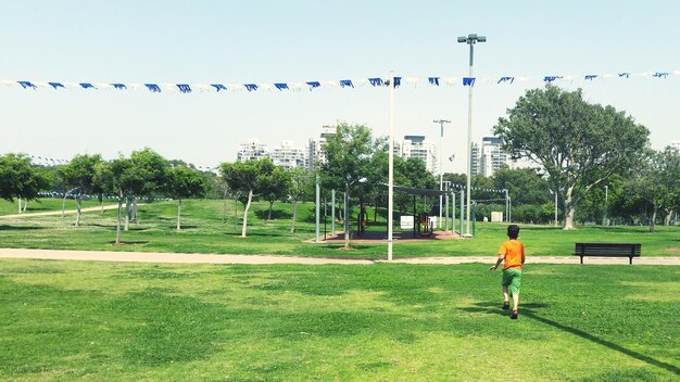 Foto hombre jugando al fútbol en el campo contra el cielo