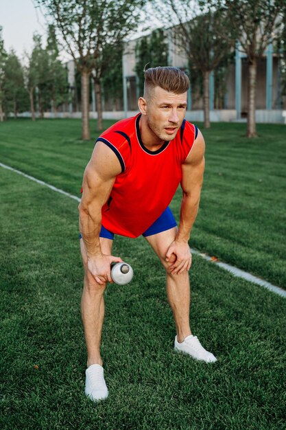 Hombre jugando al fútbol