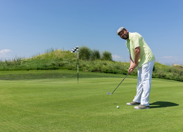 Hombre jugando al golf en el club