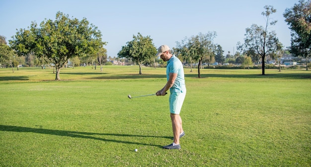 Hombre jugando al golf en la hierba verde, deporte.