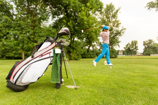 Hombre jugando al golf