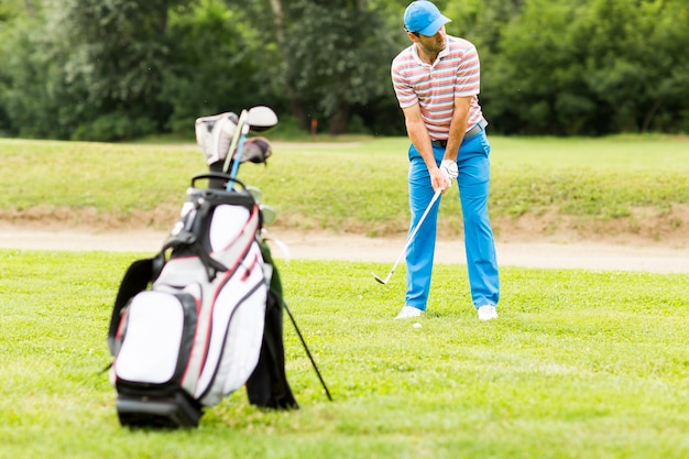 Hombre jugando al golf