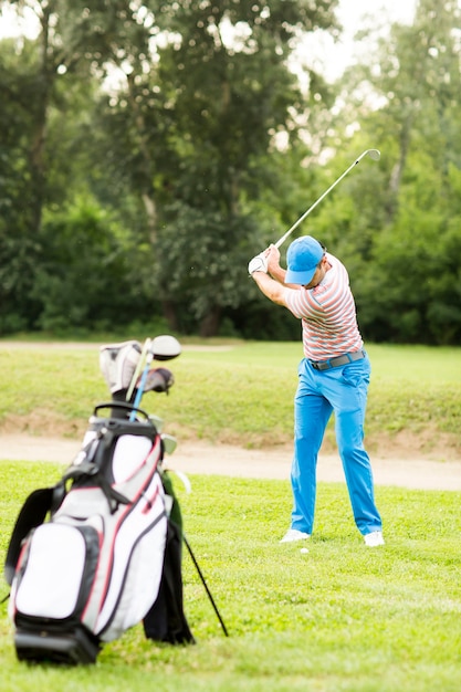 Hombre jugando al golf