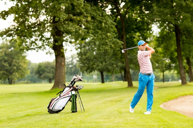 Hombre jugando al golf