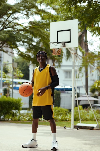 Hombre jugando al streetball solo