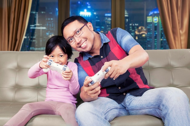 Hombre jugando alegremente con su hija