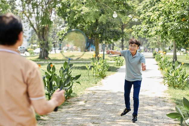 Hombre jugando bádminton con padre