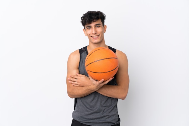 Hombre jugando baloncesto sobre pared aislada