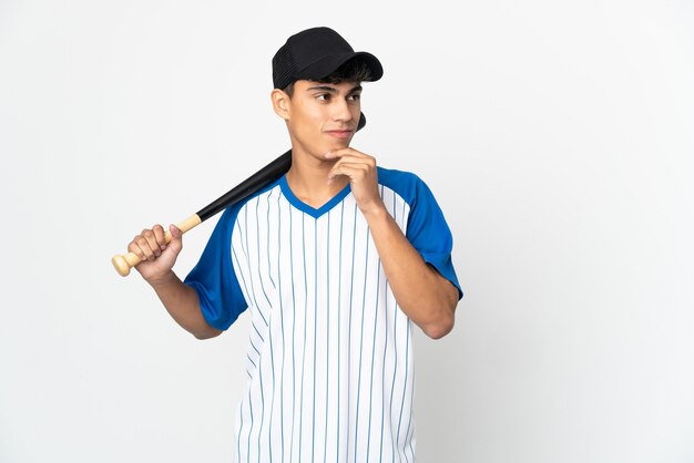 Hombre jugando béisbol en blanco aislado y mirando hacia arriba