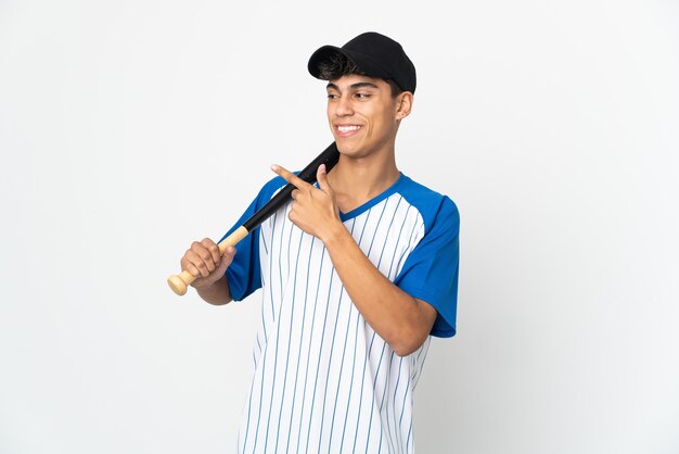 Hombre jugando béisbol sobre fondo blanco aislado apuntando hacia el lado para presentar un producto