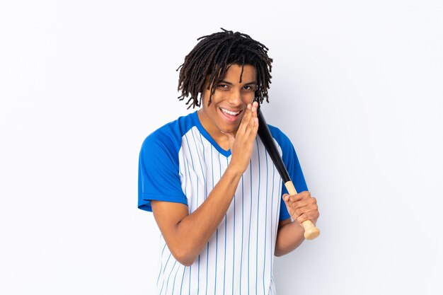 Hombre jugando béisbol sobre pared aislada