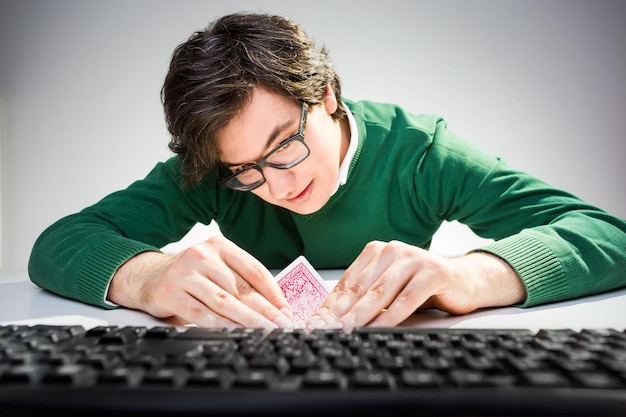 Hombre jugando con cartas