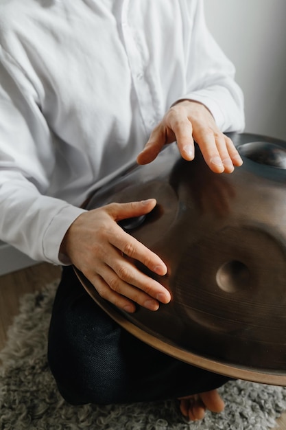 Hombre jugando en hang drum o Steel Drum Hangpan