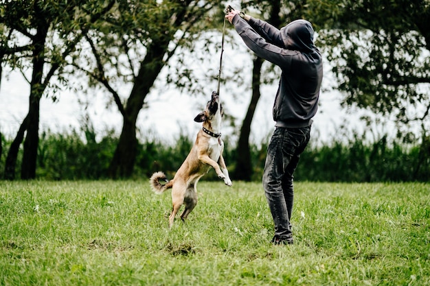 Foto hombre jugando con perro gracioso al aire libre