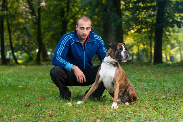 Foto hombre jugando con perro en el parque