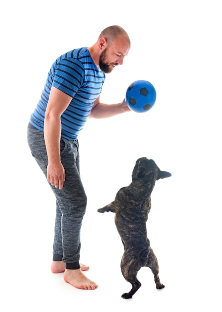 hombre jugando con perro