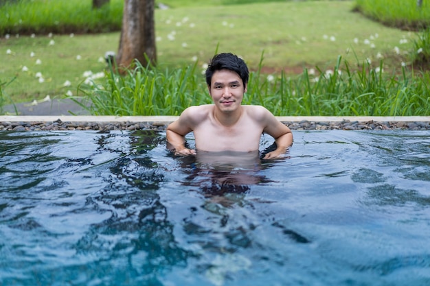 hombre jugando en la piscina