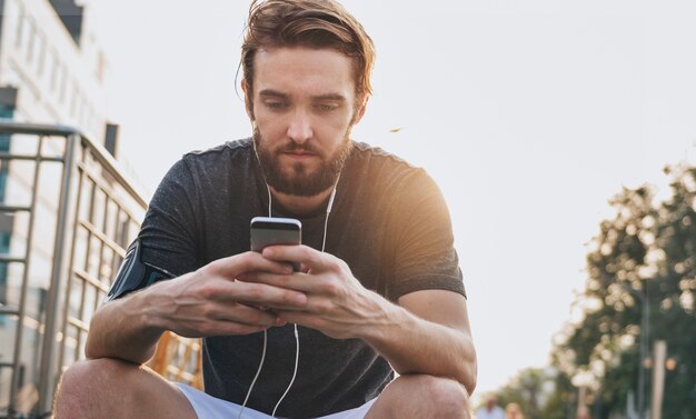 Un hombre jugando en su teléfono