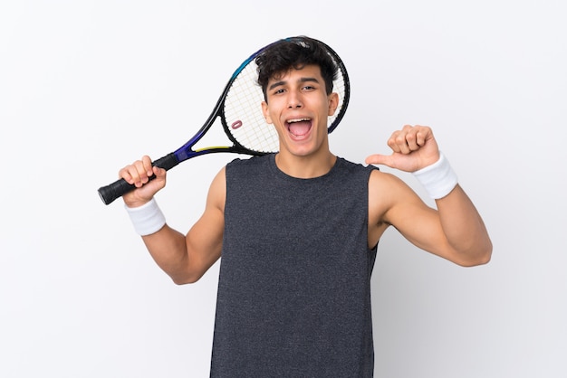 Hombre jugando tenis sobre pared aislada