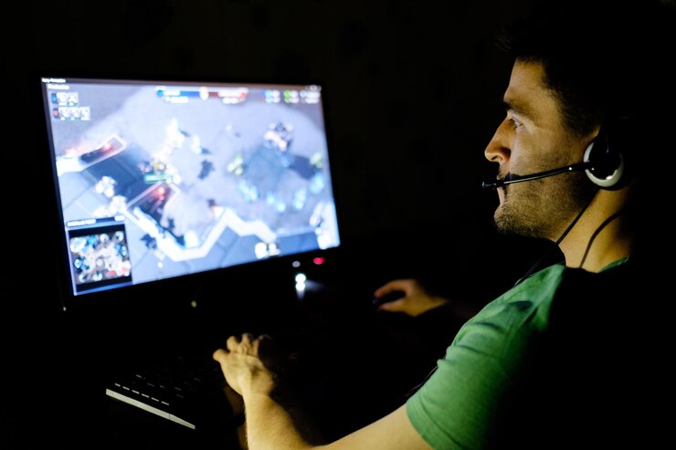 Foto hombre jugando videojuegos en cuarto oscuro