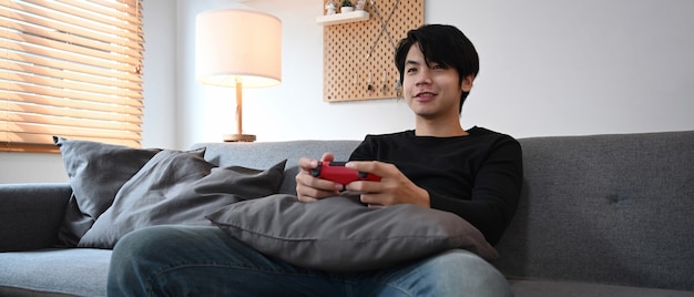 Hombre jugando videojuegos en la sala de estar.