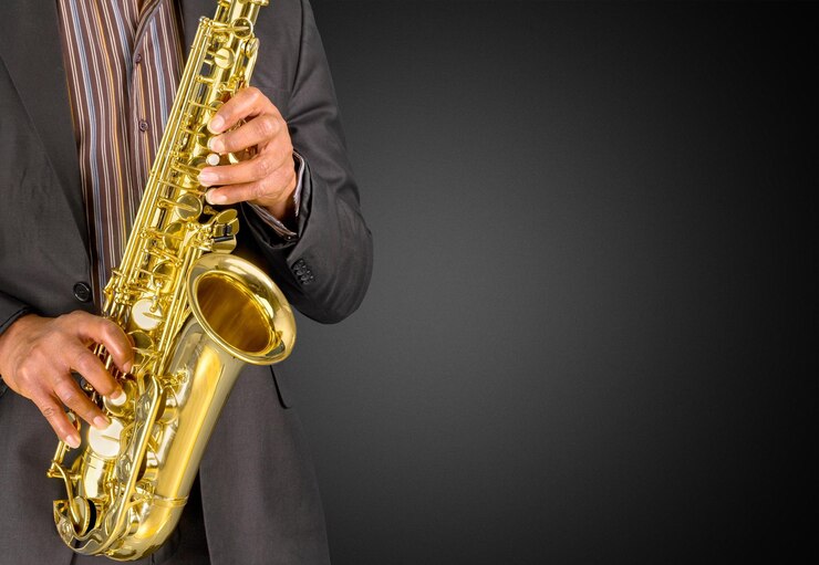 Foto hombre jugando en la vista de primer plano de saxofón