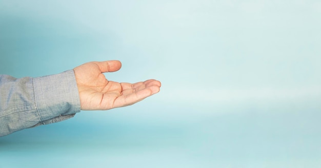 Un hombre junta un puñado de manos y pide un gesto de mendicidad con la mano.