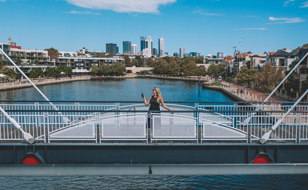 Foto hombre junto a la piscina en la ciudad contra el cielo