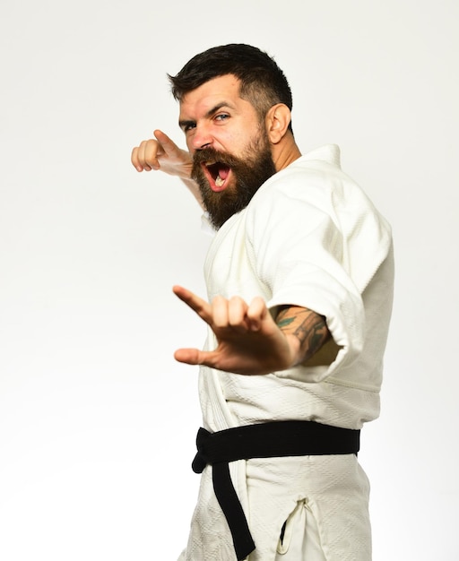 Hombre de karate con cara enfadada en concepto deportivo oriental uniforme