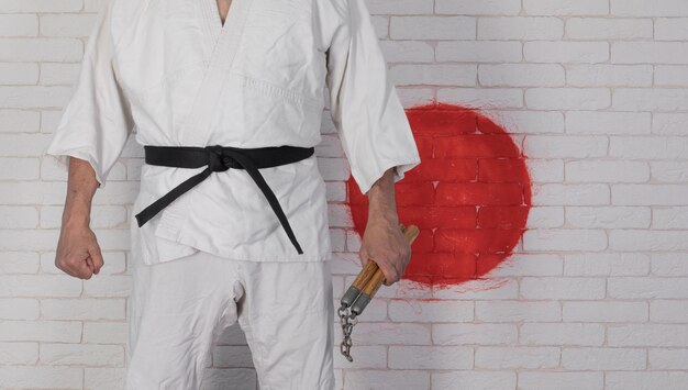 hombre en un kárate de kimono blanco con un cinturón negro