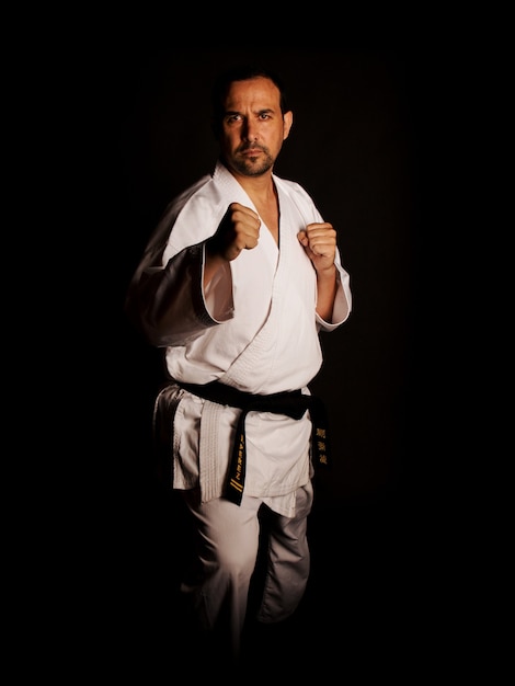 Hombre de karate en posición de guardia