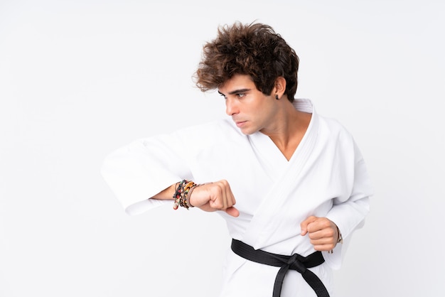 Foto hombre de karate sobre pared blanca aislada