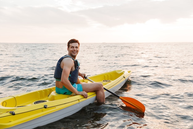 hombre en kayak en el lago del mar en barco.